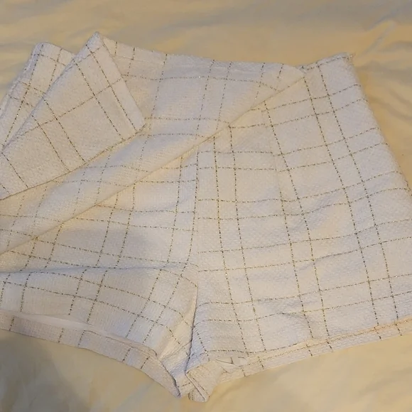 Chic White Mini Skort with Button Detail - Picture 2 of 4